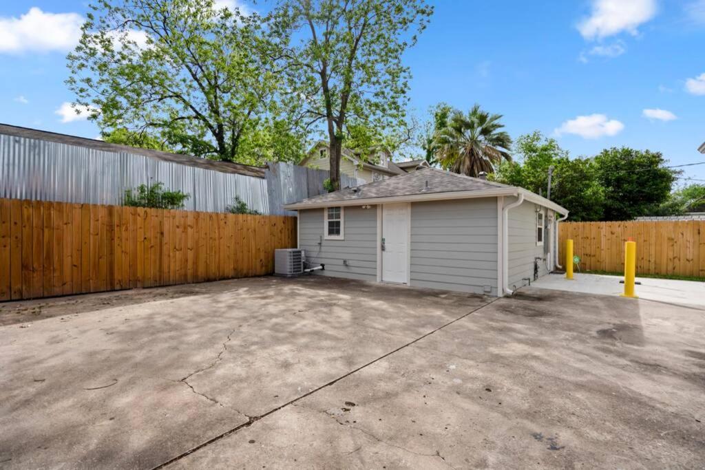 Cosmic Studio At North Downtown Villa Houston Exterior photo
